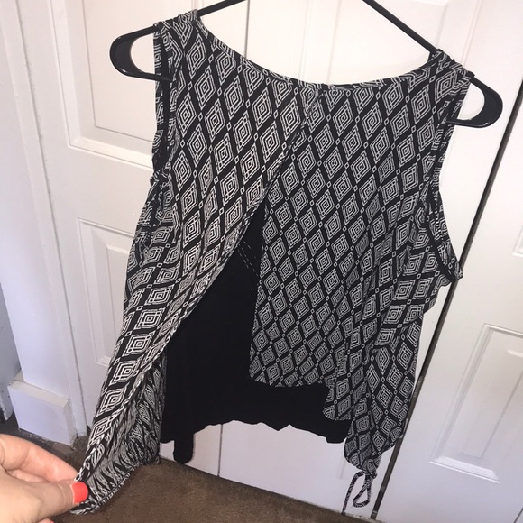 black & white cold shoulder blouse🖤🎃 - Picture 4 of 8